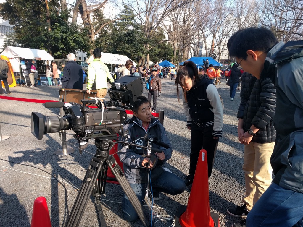 中川社長から4Kカメラの使い方を教わる藩士たち